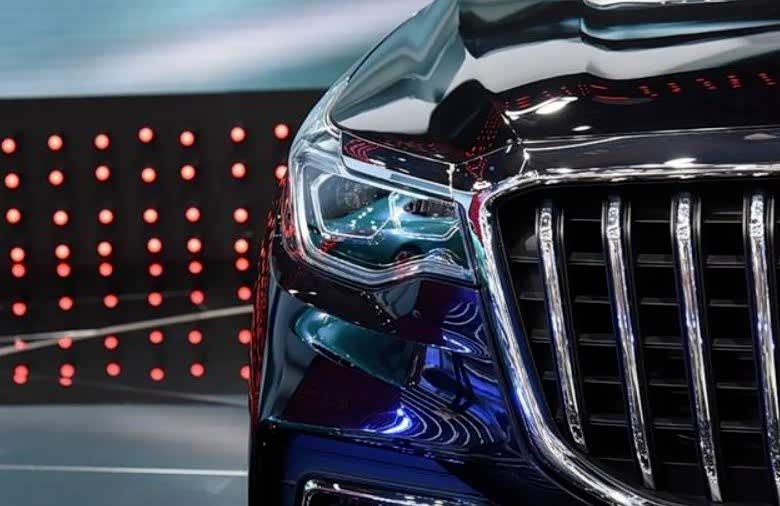 直瀑式的中网进气格栅加上红旗的logo让这台车的高贵气质迎