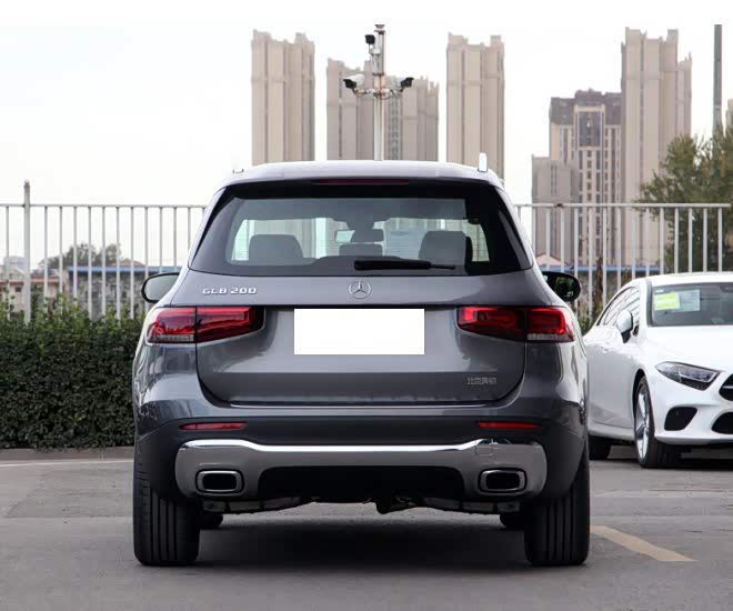 glb的前脸采用标准的奔驰前脸设计,这也是豪车品牌一贯的风格