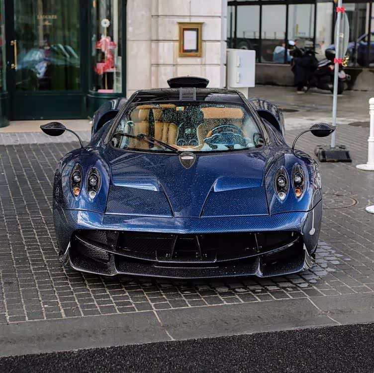 雨中街拍 帕加尼 huayra蓝碳是真的帅[阴险]