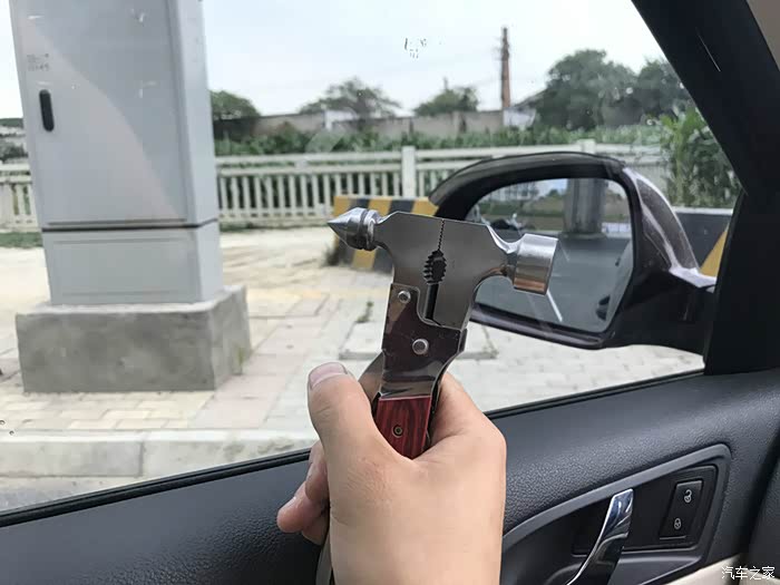 锥形头,紧急的时候用来砸碎汽车玻璃的