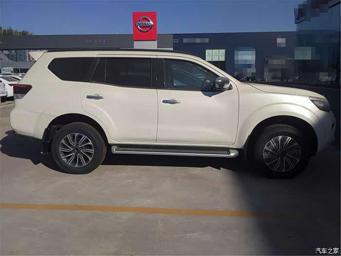 白色的途达,四大特征:车身长,车顶高,轮子大,底盘高.