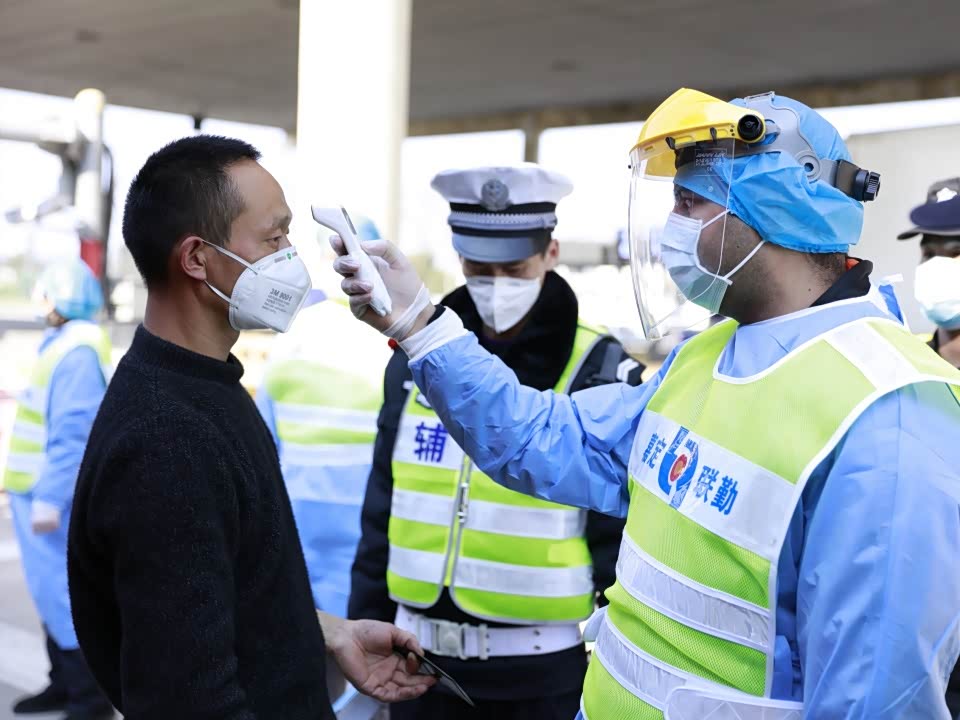 他却义无反顾地赶往防疫最前线.大爱无疆,最美逆行.