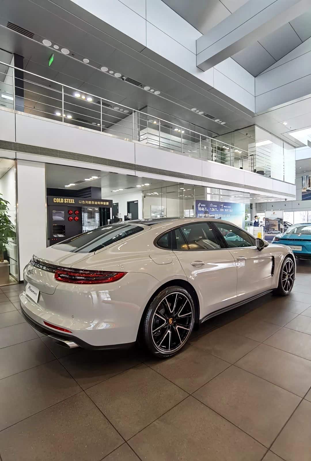 哑灰panamera 这选配比较豪横.