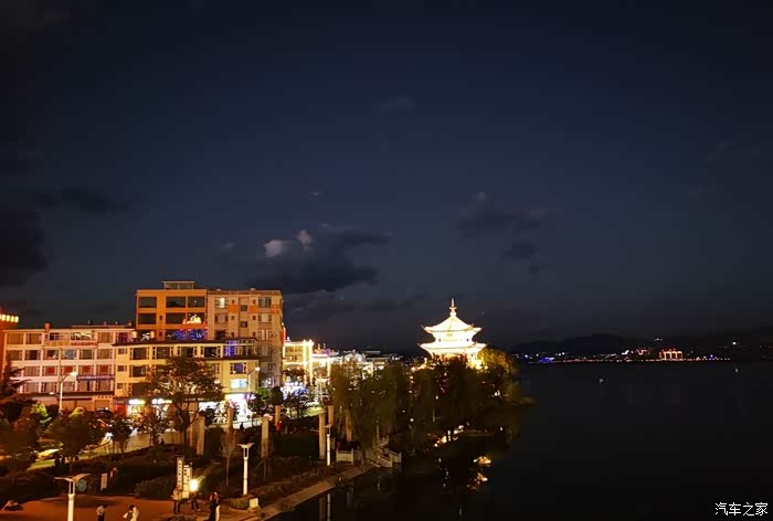 大理洱海风景很美,特别是夜晚那璀璨夺目的灯火.