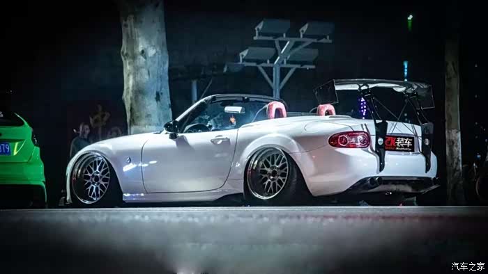 虽然马自达mx-5 na翻灯设计迷人,但nc似乎更可爱!