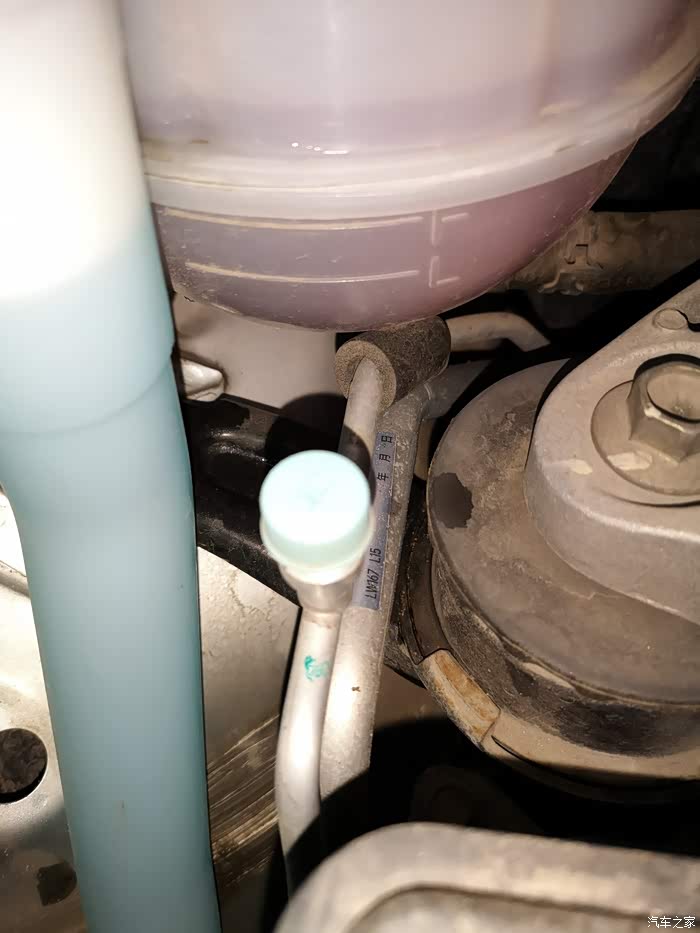 把高压管上的护套用手调到冷却液壶那即可.