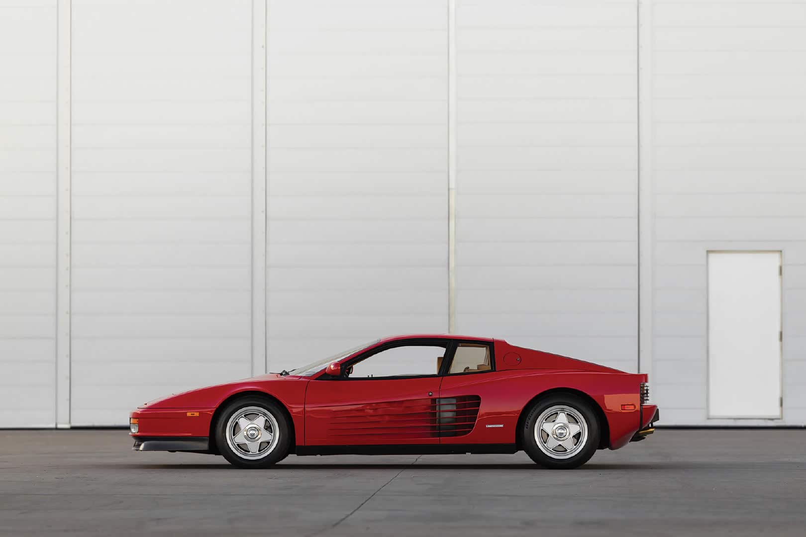 法拉利testarossa(特斯塔罗萨),是一款双门硬顶跑车