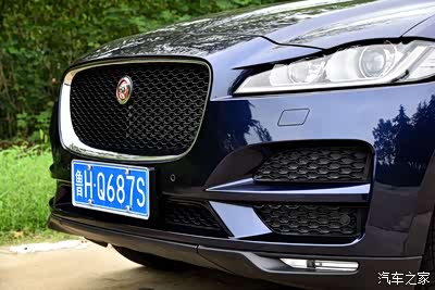 前进气格栅采用蜂窝式造型豹子头车标过目难忘镀铬装饰非常调