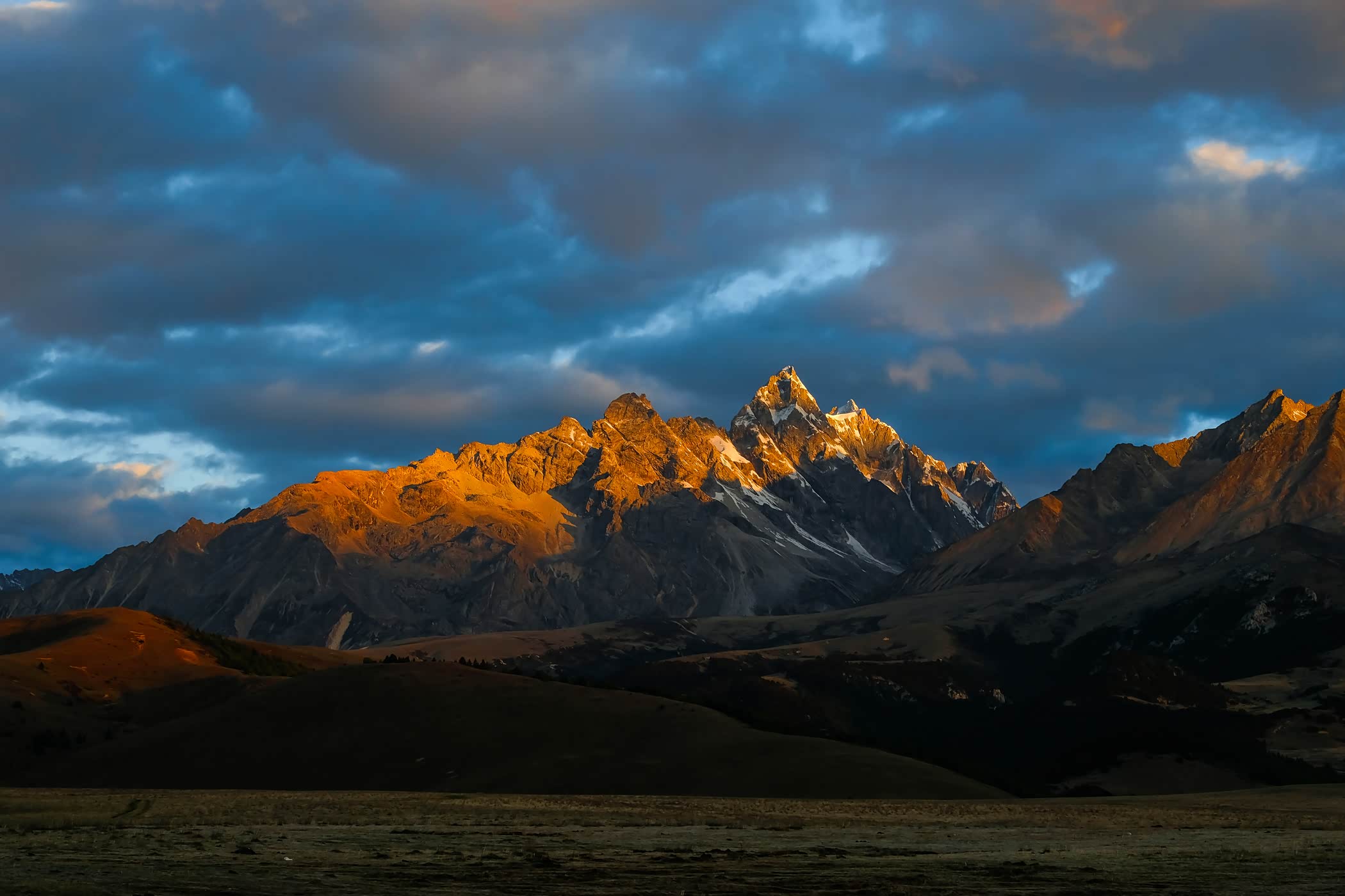 "黑哥"带我穿越格聂神山