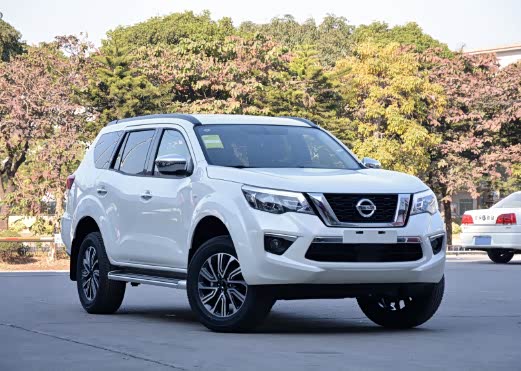 前脸采用了日产家族一贯的设计语言,看上去有