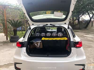 打开ct200h后备箱片平整ct200h具备375l基础行李厢容积对于普通家用