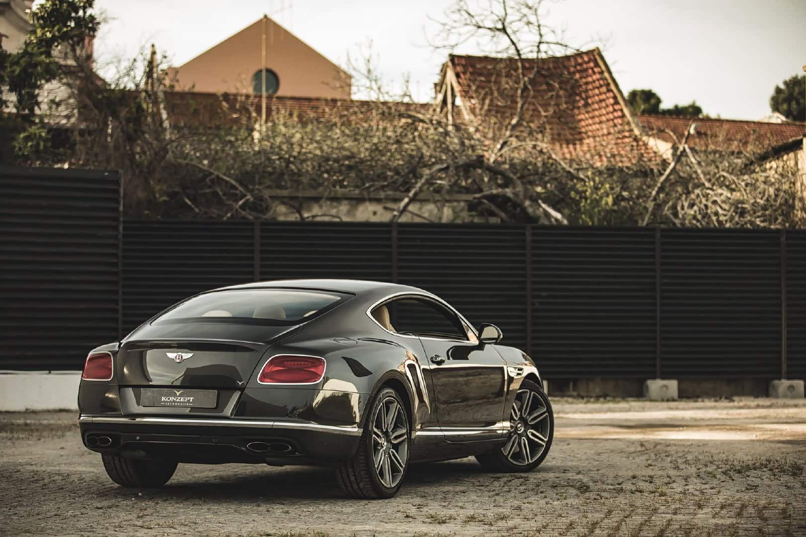 老款宾利欧陆gt v8,当年可算顶级豪车了.