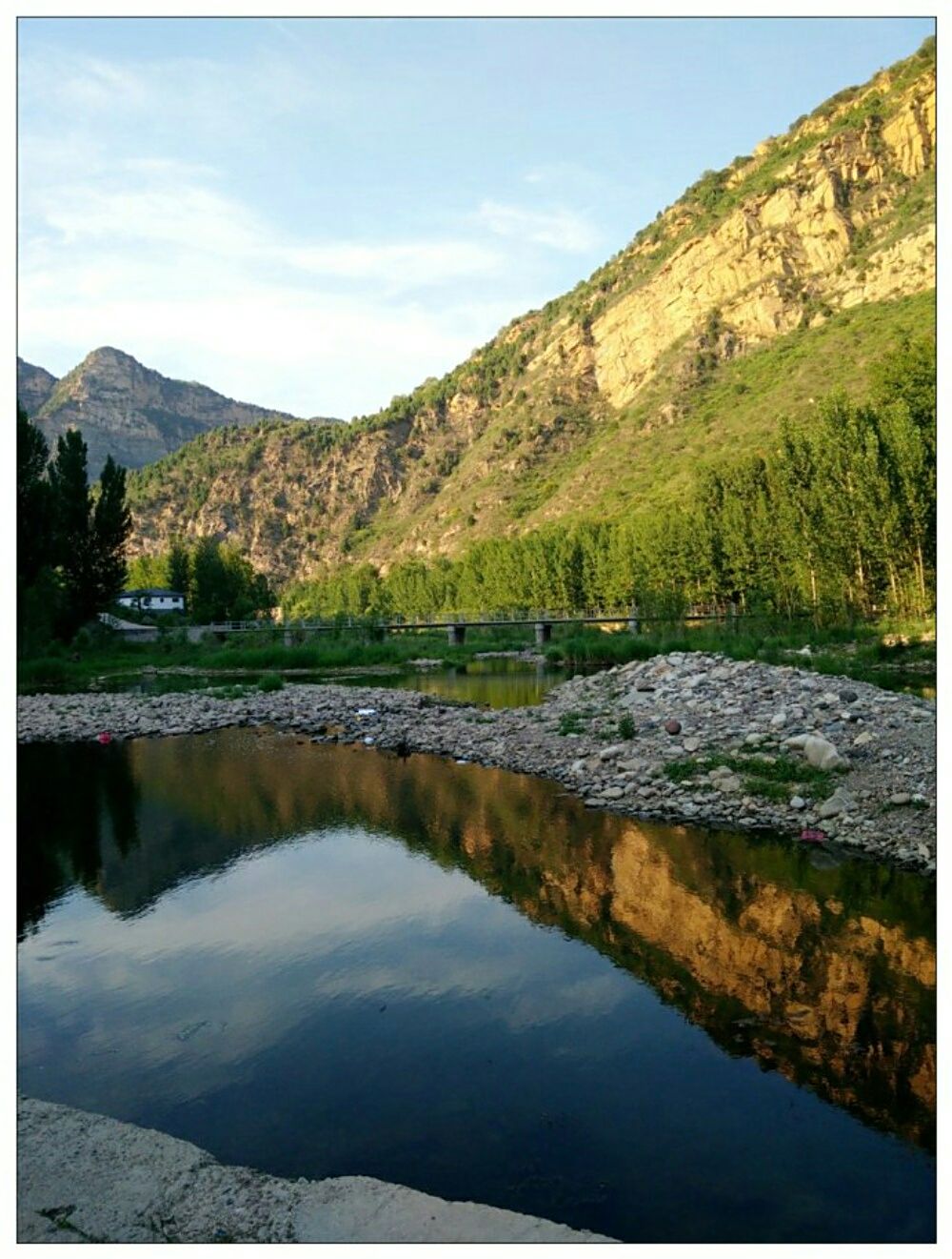 捧河灣風景區就在白河峽谷夾縫中又叫做白雲峽風景區這處集歷史文化