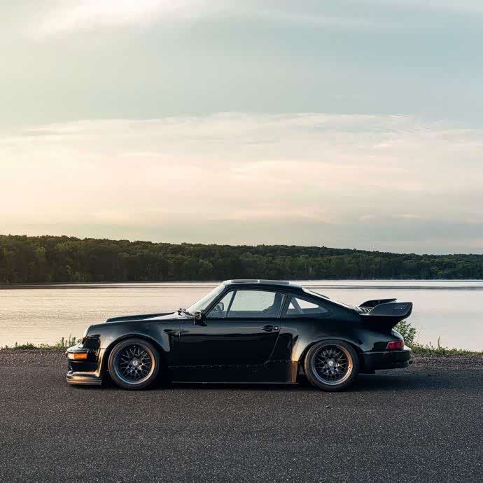 黑色的1982年款保时捷911(930)