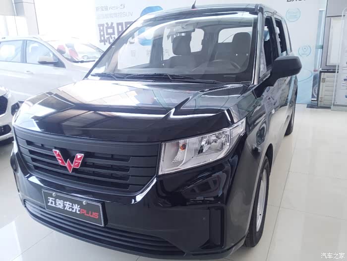 五菱宏光plus空间大颜值高