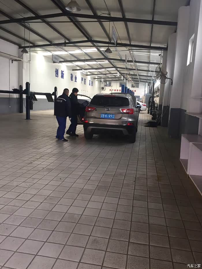 养护结束车辆静静的停靠在4s店中.