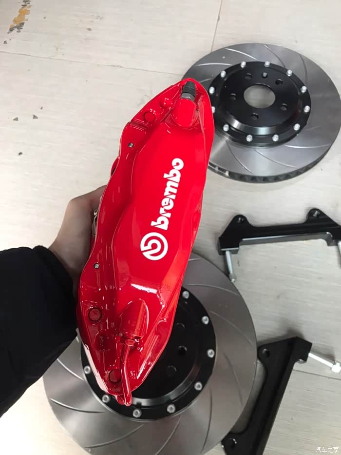 换布雷博大四活塞卡钳