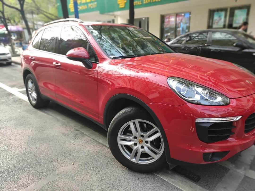 红色卡宴热情洋溢