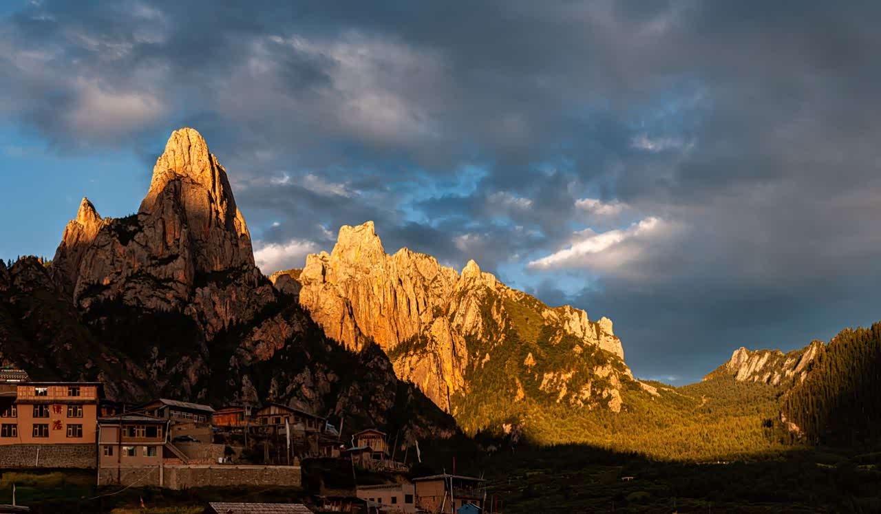夕阳下的山景,非常美丽迷人