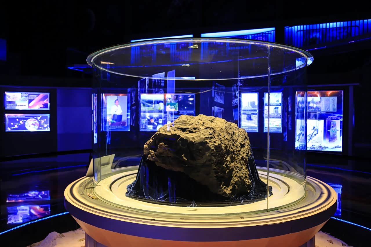 奔向远方,踏上征程,冲破风雨,不畏不惧.