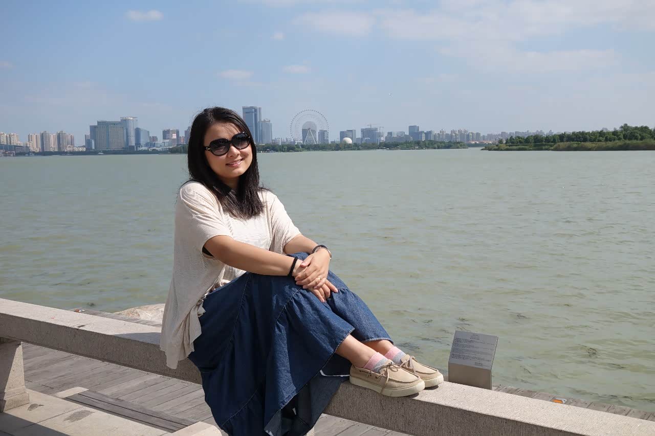 游山玩水心情爽,身心惬意乐逍遥.