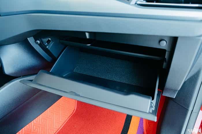 手套箱的储物空间也挺不错的.
