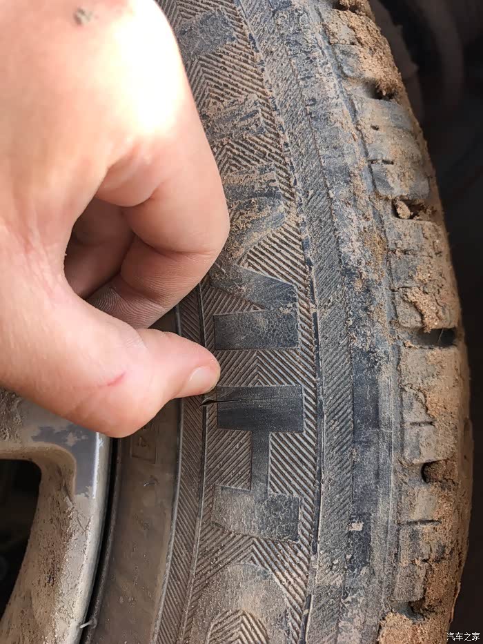 今天给家里另一辆车卸轮胎发现侧面好深的口子装严重吗