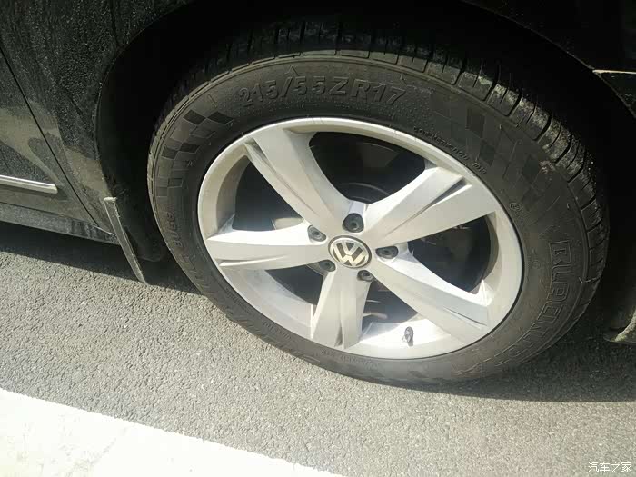 国产黑狮215/55/zr17运动轮胎