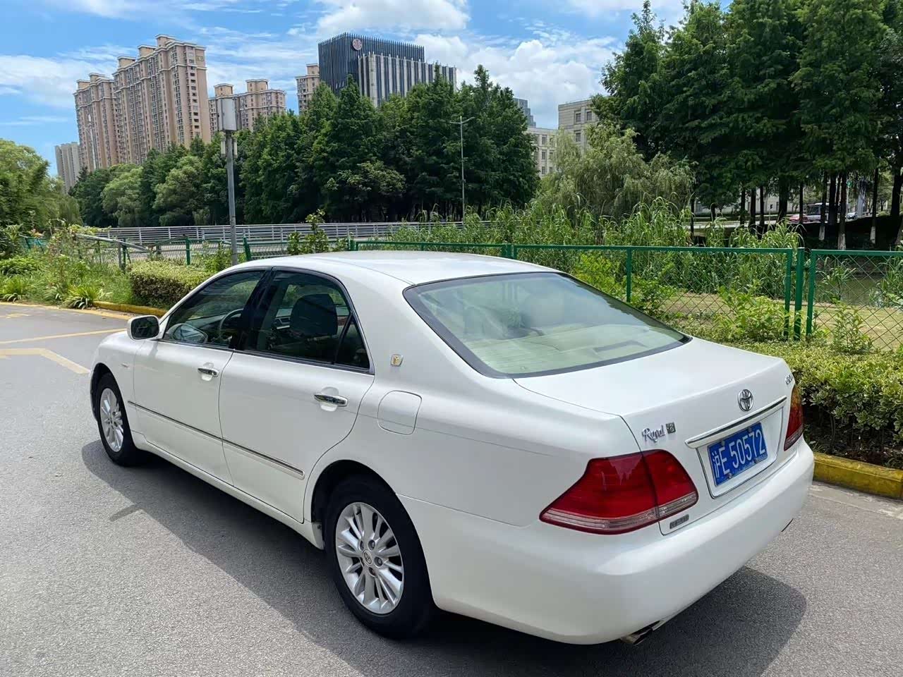 丰田皇冠12代稀有白色内饰保养炒鸡新