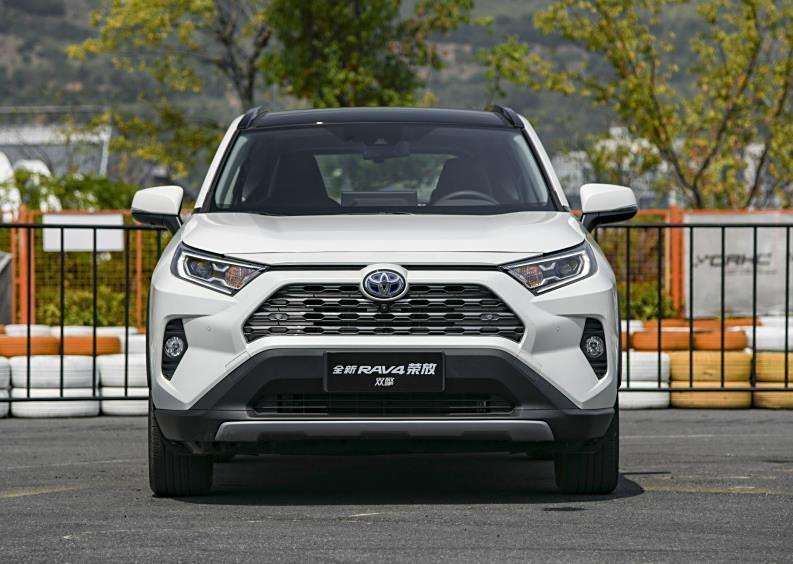 2020款rav4榮放的車身顯得更加的硬朗霸氣