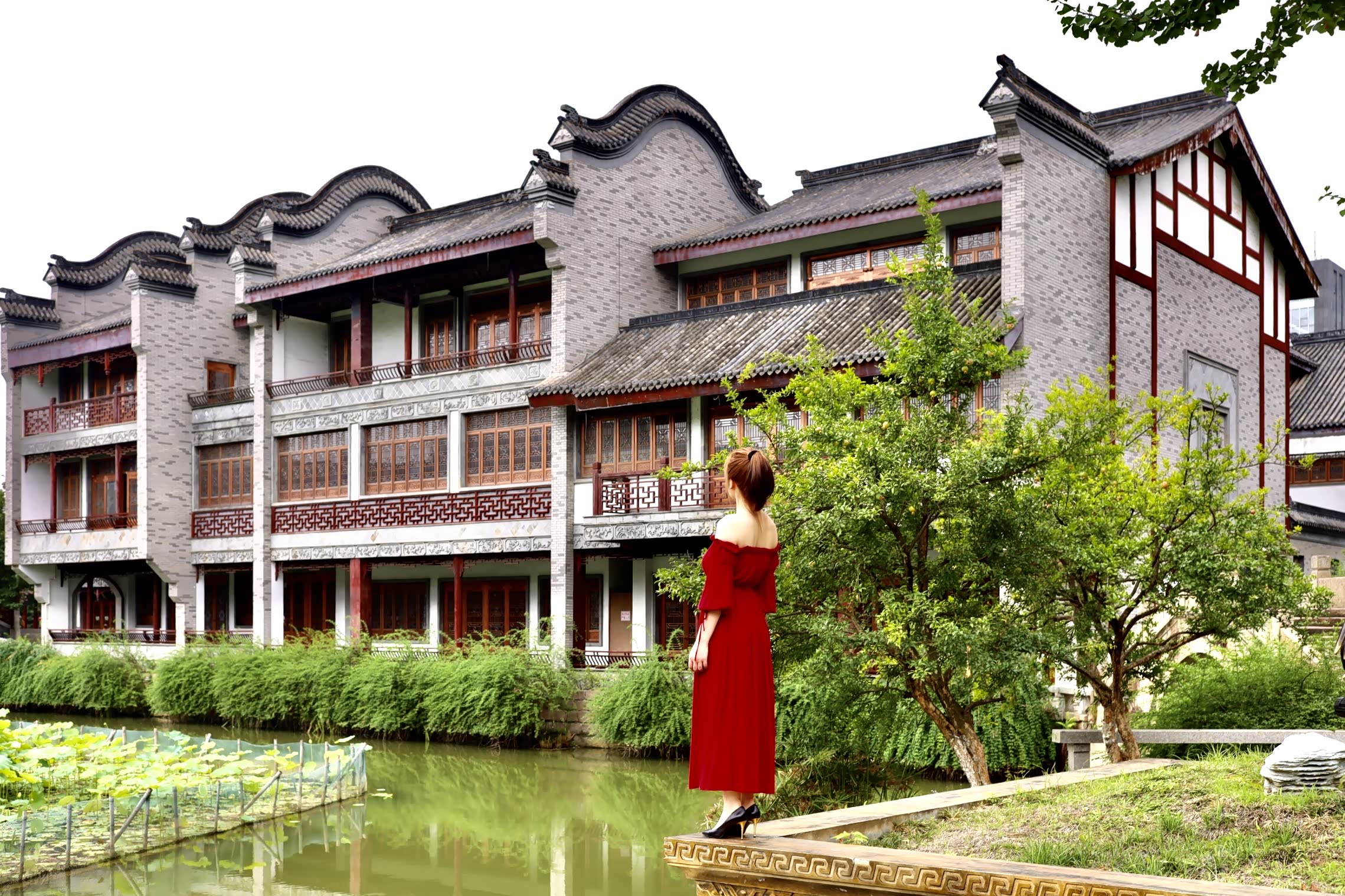 屹立在河边看古代建筑这红裙子女神与龙潭水乡之约