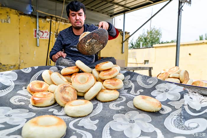 在麦盖提县,人们把烤馕称为"打馕",几乎家家户户都有烤馕的馕坑