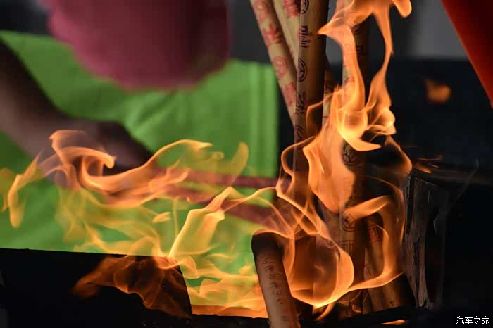 虔诚的朝拜者点燃手中的香火