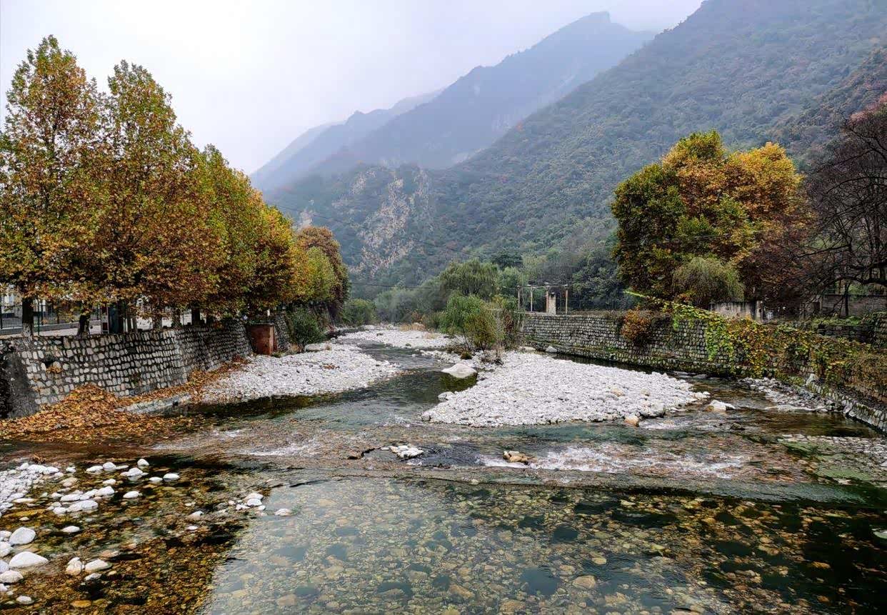 太平峪中的河流为太平河,清澈见底!