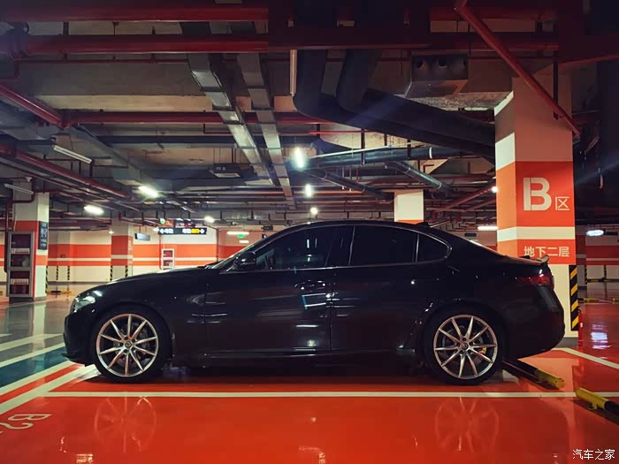 出giulia19寸st原厂轮毂带马牌落地新轮胎