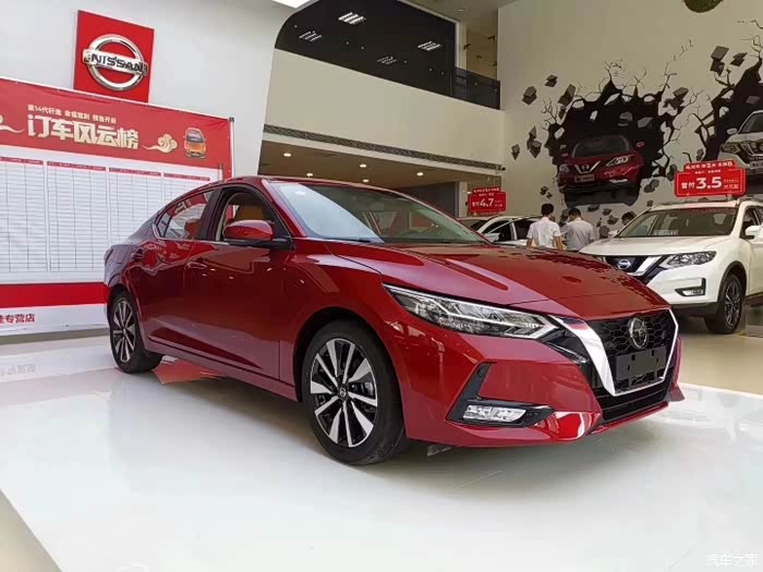 当时店内展示的是一台红色的轩逸,看的第一眼真的好看.