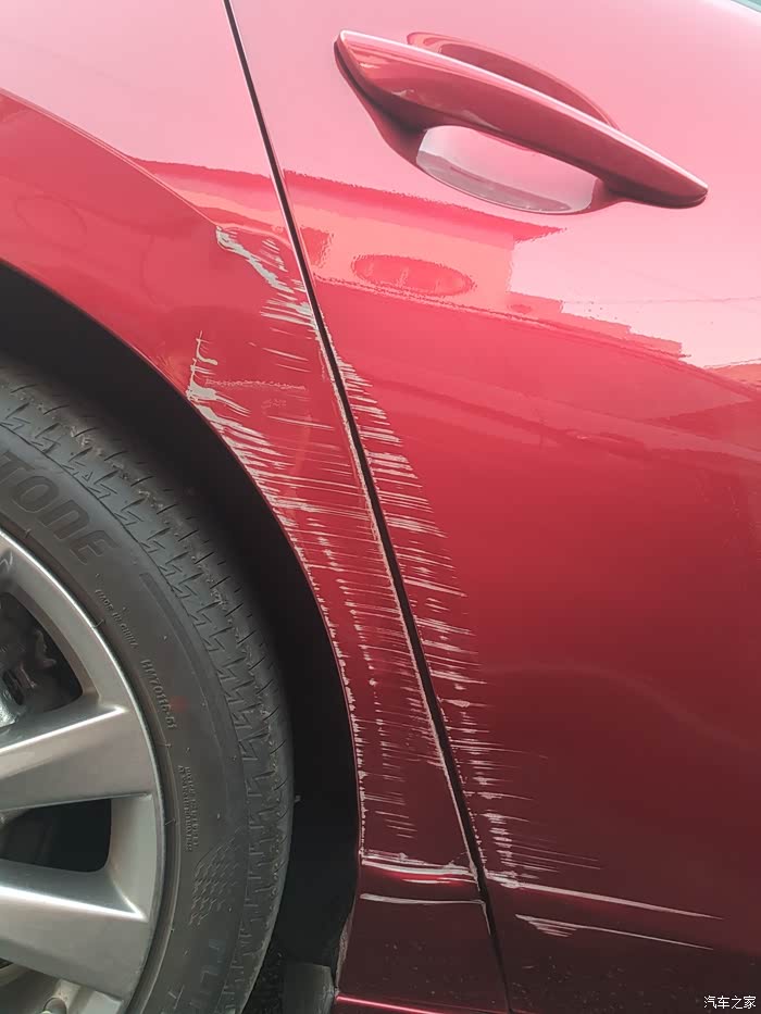 刚买的马3不慎刮伤车友们给估个维修费