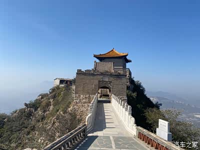 鸡鸣驿,因背靠鸡鸣山而得名.