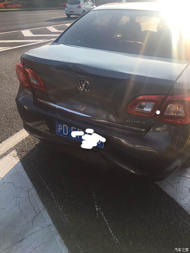 老款宝来被追尾