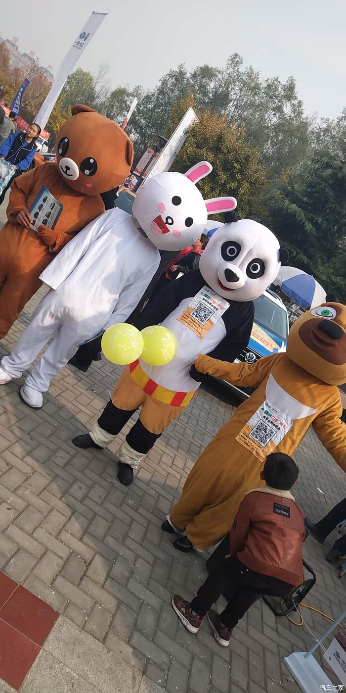 可爱人扮玩偶,看来商家为做广告也煞费苦心啊