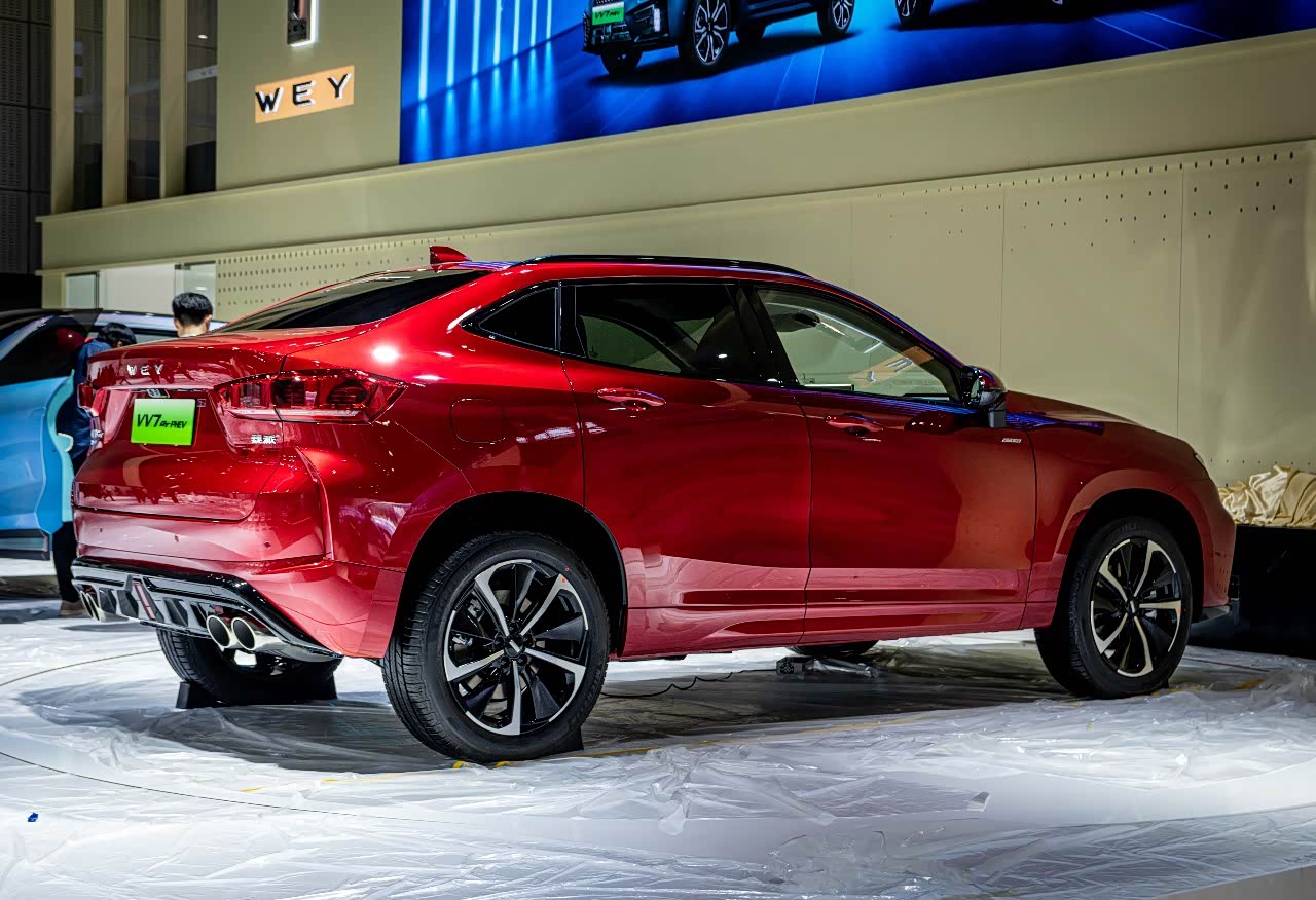 溜背式的车身造型令这台轿跑suv车型拥有硬朗的气质