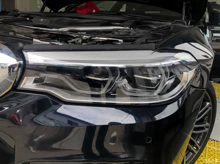 宝马新5系大灯天使眼和勺子灯亮度相差的多吗?