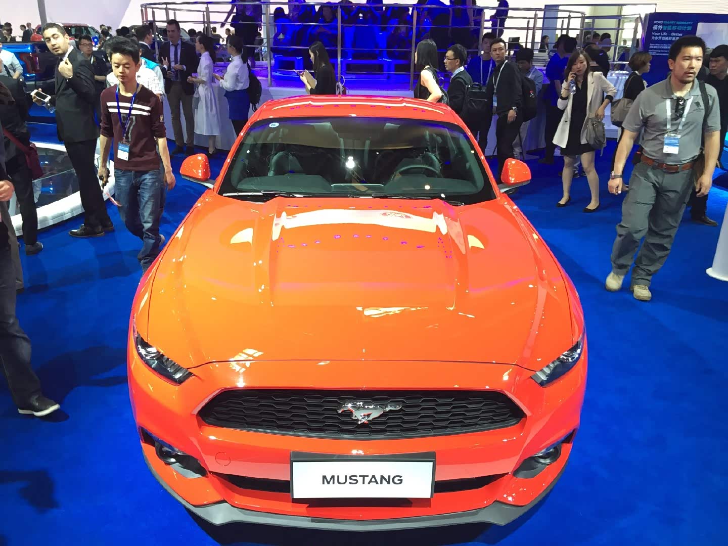 福特展台,骏马一匹,红色福mustang帅气满分.