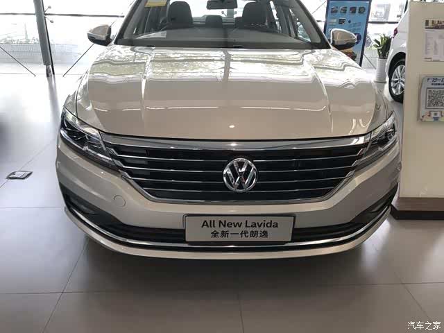 朗逸前脸给人的感觉就是大气上档次能让人第一眼就记住它