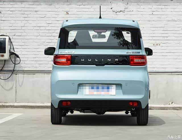 2020款五菱宏光miniev的整个外观设计非常的小巧可爱