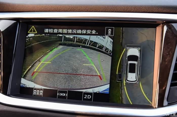 倒车影像清晰度略粗糙,全景影像拼接方面比较好