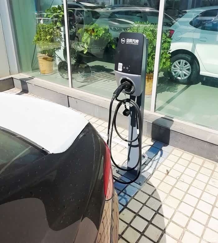 安悦的充电桩,知道能能和特斯拉样送个充电桩,这个还真没问销售gg