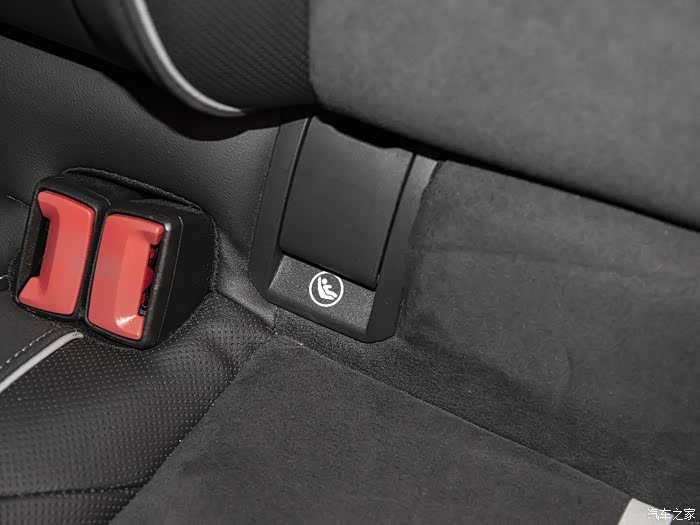 高尔夫的isofix接口取掉盖子就可以直接安装,简单明了可视,不影响