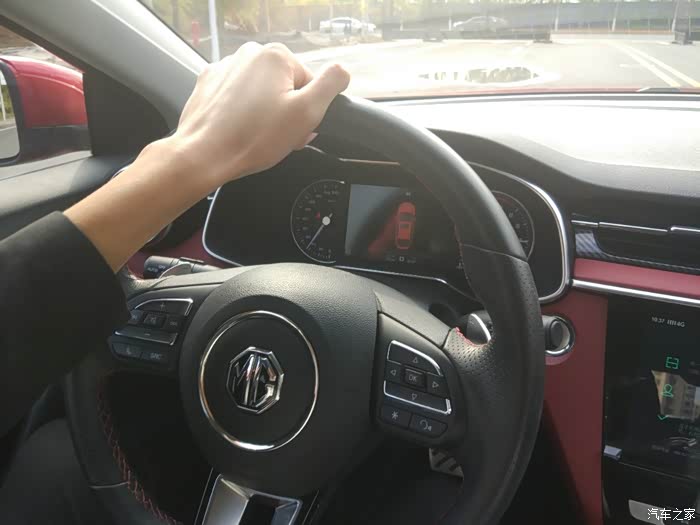 小哥哥单手开车,很酷