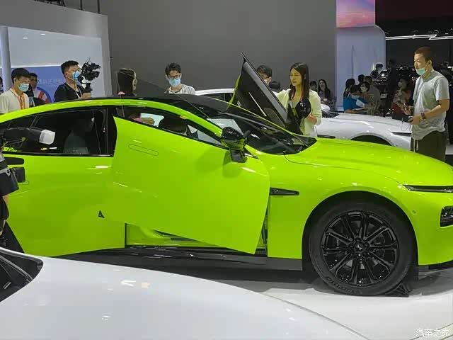 整车采用色彩鲜艳的黄绿色车漆,显得十分的高调